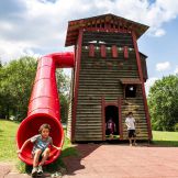 Spielplatz - Keltterturm mit Riesenrutsche